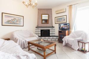 Posezení v ubytování Koridalos 3 Bd Terrace Apt with Spectacular Views + 32 fotografií