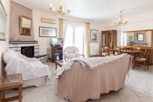 TV o dispositivi per l'intrattenimento presso Koridalos 3 Bd Terrace Apt with Spectacular Views