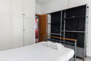 Letto o letti in una camera di Koridalos 3 Bd Terrace Apt with Spectacular Views