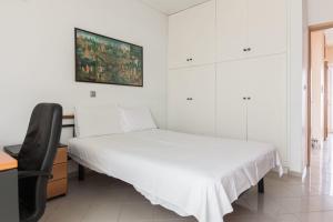 Letto o letti in una camera di Koridalos 3 Bd Terrace Apt with Spectacular Views