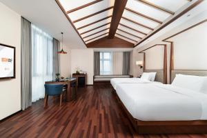 Voodi või voodid majutusasutuse SSAW Boutique Hotel Foshan Qiandeng Lake toas