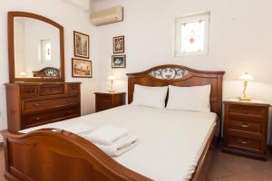Letto o letti in una camera di Koridalos 3 Bd Terrace Apt with Spectacular Views