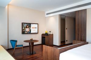 Voodi või voodid majutusasutuse SSAW Boutique Hotel Foshan Qiandeng Lake toas