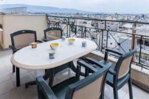 Balcone o terrazza di Koridalos 3 Bd Terrace Apt with Spectacular Views
