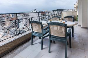 Balcone o terrazza di Koridalos 3 Bd Terrace Apt with Spectacular Views