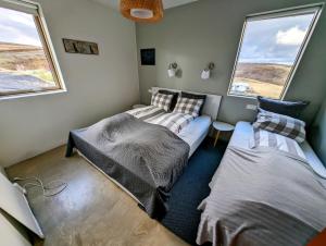 duas camas num quarto com duas janelas em Hótel Hrífunes em Hrífunes 