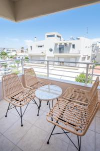 un patio con 2 sillas y una mesa en el balcón en Kyma 3 - 5 min to Beach, en Cos