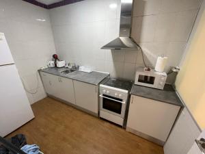 Jalance的住宿－Sapphire rural apartment in Valle de Ayora，一间带炉灶和微波炉的小厨房