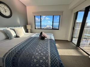 Un dormitorio con una cama con un osito de peluche. en Sea Renity at Waterfront - SEAVIEW en Darwin