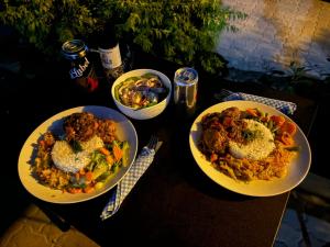 stół z dwoma talerzami jedzenia w obiekcie Jayla Homestay w mieście Maun