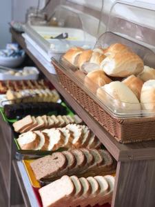 une caisse d'exposition dans une boulangerie avec beaucoup de pain dans l'établissement Hotel Araçari, à Araçariguama