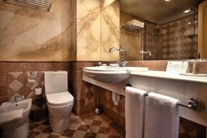 bagno con servizi igienici e lavandino di Posada del Marqués - bed & breakfast a Esporles