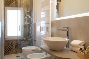 un bagno con lavandino, WC e doccia di Inaugurazione 2024 - La tua mansardina a 100 metri dal mare, 2 camere da letto a Riccione