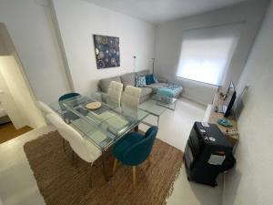 Jalance的住宿－Sapphire rural apartment in Valle de Ayora，客厅配有玻璃桌和椅子