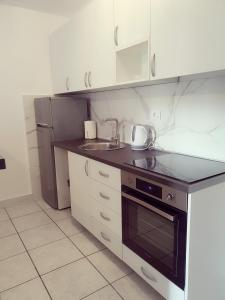 Кухня або міні-кухня у Apartments Adriatic