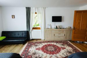 een woonkamer met een bank en een tapijt bij Casa Sighisoara56 in Sighişoara