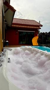 Bazén v ubytování MARENA Poolvilla UdonThani nebo v jeho okolí