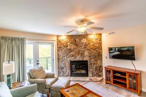 uma sala de estar com um sofá e uma lareira em Laurel Point Resort by Capital Vacations em Gatlinburg