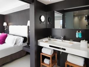 a bathroom with a sink and a large mirror at Hotel Saratoga in Palma de Mallorca