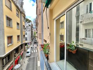 Una vista de una calle de la ciudad desde un edificio. en Sabino Street Apartment, en Santa Cruz de Tenerife
