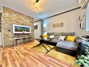 una sala de estar con un sofá y una mesa en Sabino Street Apartment, en Santa Cruz de Tenerife