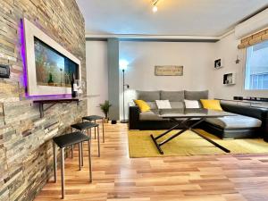 una sala de estar con un sofá y una mesa en Sabino Street Apartment, en Santa Cruz de Tenerife 22 fotos más