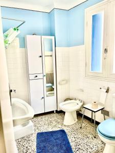 a blue bathroom with a toilet and a sink at Le mont canigou in Taurinya