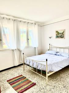 a bedroom with a bed and two windows at Le mont canigou in Taurinya