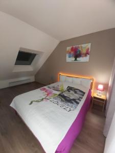 1 dormitorio con 1 cama con colcha blanca en Chez Swan et Yuliya, en Mooslargue