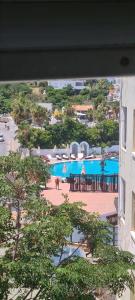uitzicht op een zwembad vanuit een gebouw bij Girne Center Studio in Kyrenia