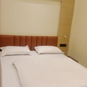 Gauripur的住宿－Hotel Skyking，一张白色的大床,上面有两个白色的枕头