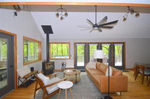 Fotografie z fotogalerie ubytování Bobcat 22 -- Hot Tub, Game Room, Wifi, Fire Pit, Pool Access, Fireplace, Grill, Screen Porch, Hiking, Deck, King Bed, Pet Friendly v destinaci Berkeley Springs