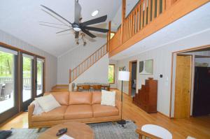 Fotografie z fotogalerie ubytování Bobcat 22 -- Hot Tub, Game Room, Wifi, Fire Pit, Pool Access, Fireplace, Grill, Screen Porch, Hiking, Deck, King Bed, Pet Friendly v destinaci Berkeley Springs