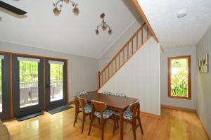 Fotografie z fotogalerie ubytování Bobcat 22 -- Hot Tub, Game Room, Wifi, Fire Pit, Pool Access, Fireplace, Grill, Screen Porch, Hiking, Deck, King Bed, Pet Friendly v destinaci Berkeley Springs