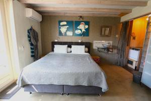 a bedroom with a large bed in a room at Vakantie Studio Grou in Grou