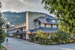 The Listel Hotel Whistler في ويسلار: مبنى على جانب شارع