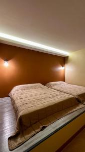 烏隆他尼的住宿－MARENA Poolvilla UdonThani，一间卧室,卧室内配有一张大床