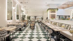 Reštaurácia alebo iné gastronomické zariadenie v ubytovaní Ilunion Les Corts Spa