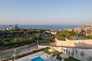 Bazén v ubytování Koukos Villas nebo v jeho okolí