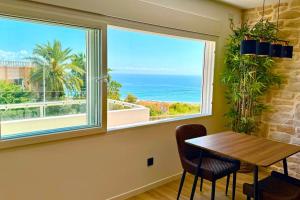 una sala da pranzo con un tavolo e una grande finestra di 18 Refugio romántico con jacuzzi a Gran Alacant