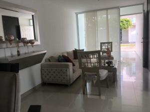 uma sala de estar com um sofá e uma cadeira em Casa Esquina Condominio Diomedes Daza Valledupar em Valledupar