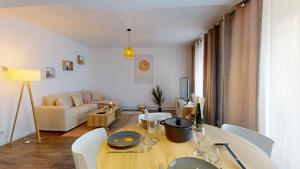 a living room with a table and a couch at Appartement Le Key6 in Sélestat