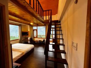 - une chambre avec un escalier menant à un lit dans l'établissement THE LANDSBY COTTAGES, à Nagar