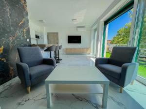 Телевизор и/или развлекательный центр в Villa Bauhaus Penthouse Wellness Apartman 1