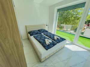 Кровать или кровати в номере Villa Bauhaus Penthouse Wellness Apartman 1 +54 фотографии