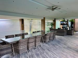 エレバンにあるLuxury villa with Pool and Jacuzziのダイニングルーム(テーブル、籐の椅子付) +46枚の写真