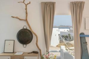 una camera con tavolo e finestra con vista di Studio Home a Naoussa