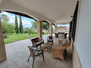 een patio met rieten stoelen en een tafel bij Villa Torre San Giovanni Lido Sabbioso 151-Verso Sud in Torre San Giovanni Ugento