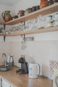 Aimasas في Soleimi: منضدة مطبخ مع آلة صنع القهوة على قمة العداد