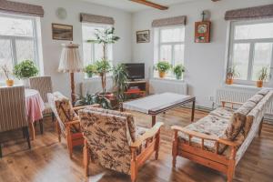Aimasas في Soleimi: غرفة معيشة مع طاولة وكراسي